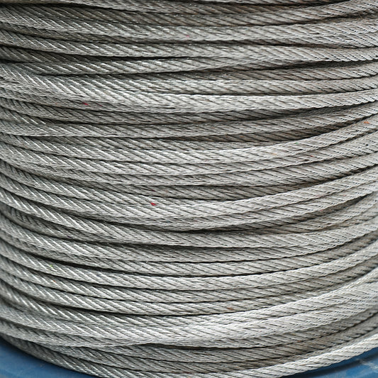 4 mm-es horganyzott acélkábel, 6x7 szál, maximális terhelés 940 kg, súly 8,4 kg, 150 m/tekercs