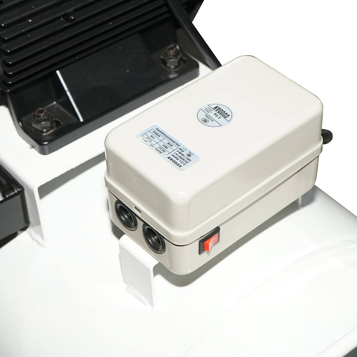 200 literes szíjhajtású légkompresszor, 2 hengeres V-típusú motor 5 LE, 4 kW/380 V, maximális nyomás 8 bar, levegőbeömlési térfogat 650 l/perc Breckner Germany