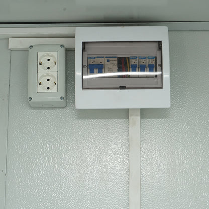Konténerház 600x300x290cm-es típus, 2 ablakkal, egyszerű ajtóval és elektromos szereléssel.