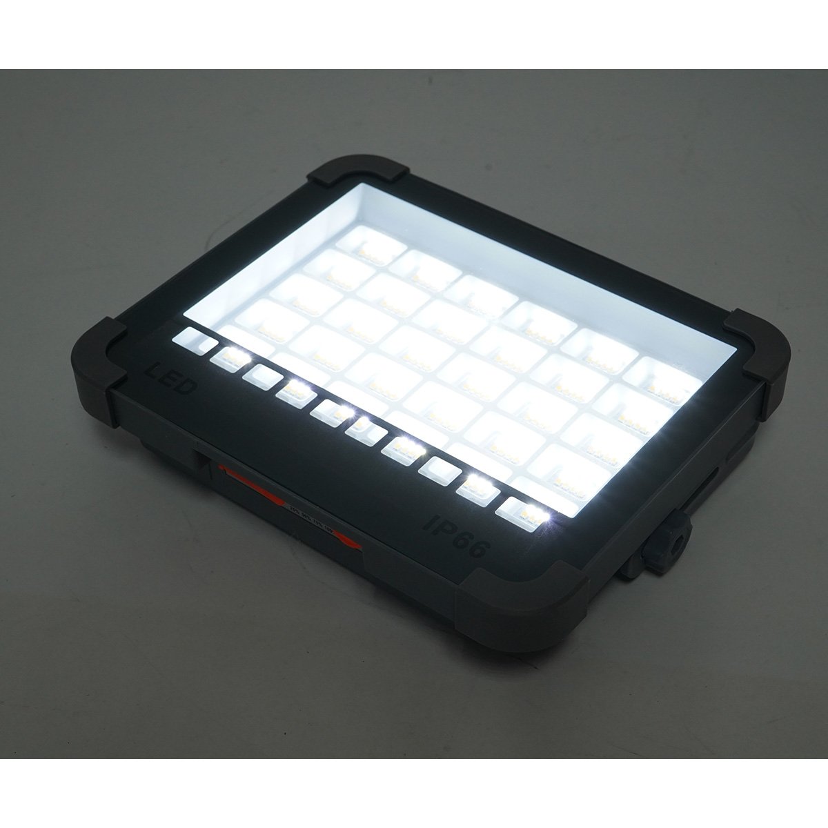 Hordozható LED projektor 100W napelemes panellel 3W, 3600mAh akkumulátor, 6 világítási mód, mágnes, horog, USB Power Bank 210x170x55mm Breckner Germany