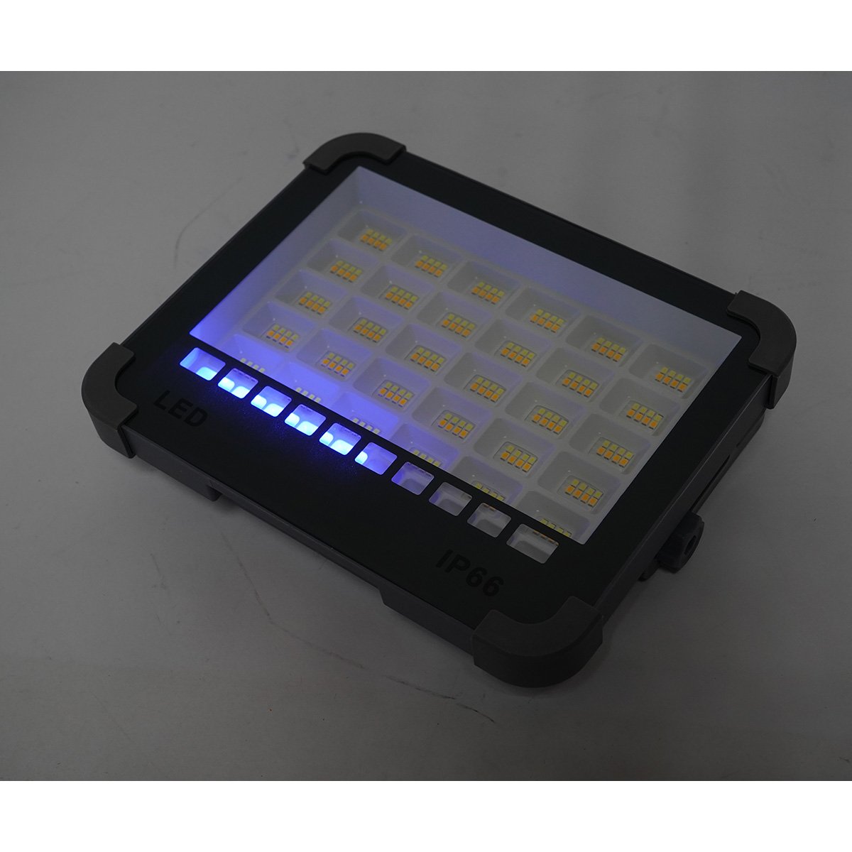Hordozható LED projektor 100W napelemes panellel 3W, 3600mAh akkumulátor, 6 világítási mód, mágnes, horog, USB Power Bank 210x170x55mm Breckner Germany