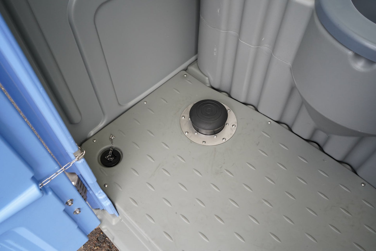 Ökológiai szennyvíztartályos WC 350L HDPE mosdóval, piszoárral, tükörrel, toalettpapír-tartóval és ruhaakasztóval 1150x1150x2250mm