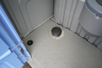 Ökológiai szennyvíztartályos WC 350L HDPE mosdóval, piszoárral, tükörrel, toalettpapír-tartóval és ruhaakasztóval 1150x1150x2250mm