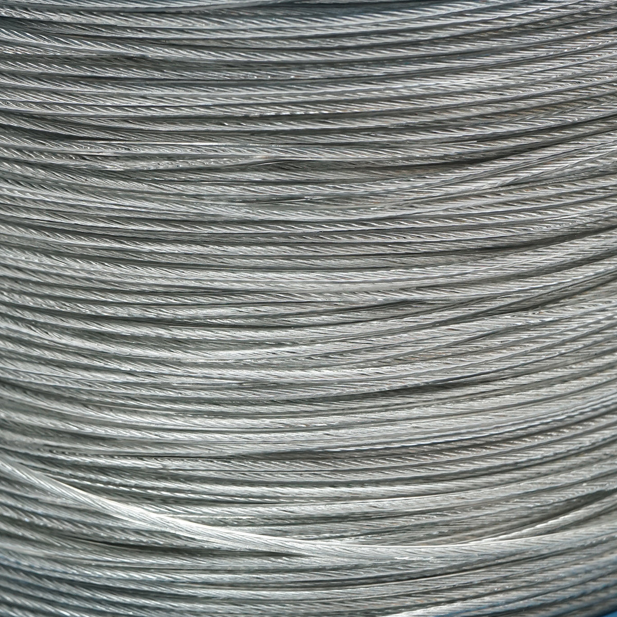 Horganyzott acélkábel 2 mm-es PVC burkolattal, 1x7 szál, maximális terhelés 95 kg, súly 4,4 kg, 500 m/tekercs.