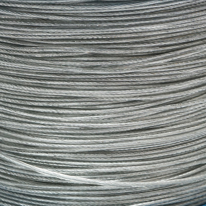 Horganyzott acélkábel 2 mm-es PVC burkolattal, 1x7 szál, maximális terhelés 95 kg, súly 4,4 kg, 500 m/tekercs.