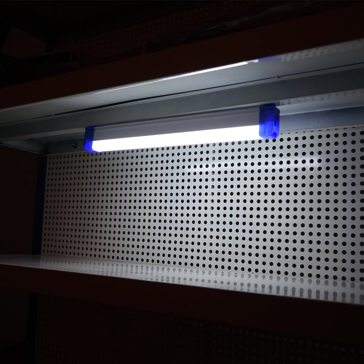 40W, 6500K LED lámpa mágneses markolattal és 2400mAh újratölthető akkumulátorral 320x23x38mm IP20 Breckner Germany
