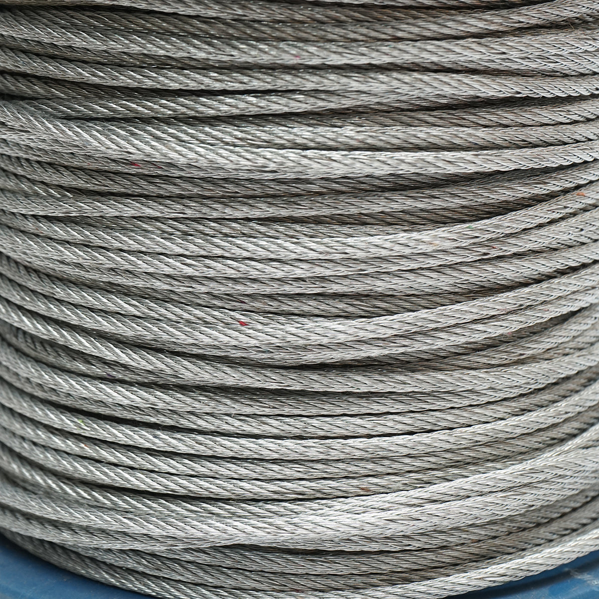 4 mm-es horganyzott acélkábel, 6x7 szál, maximális terhelés 940 kg, súly 8,4 kg, 150 m/tekercs