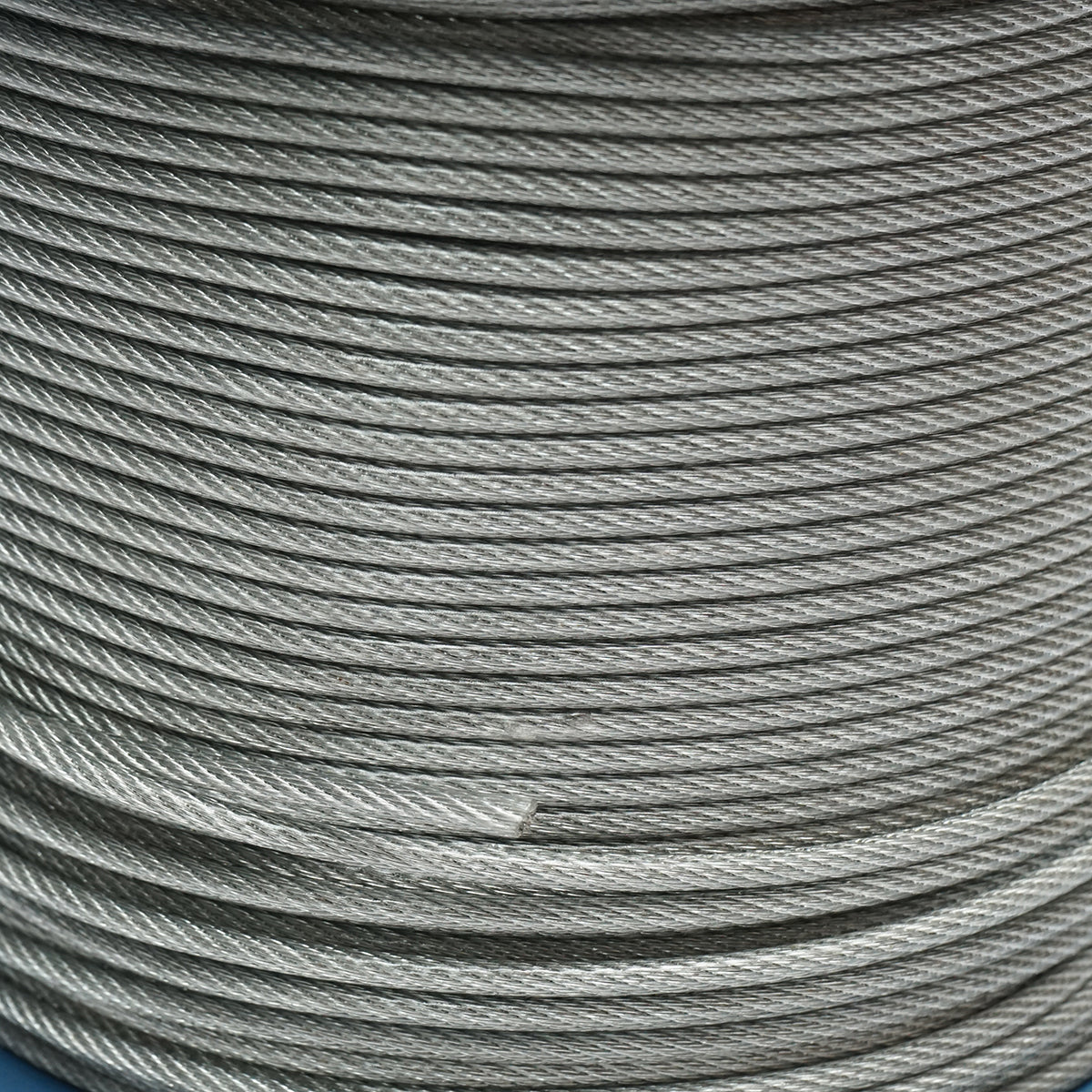 Horganyzott acélkábel 4 mm-es PVC köpennyel, 6x7+FC huzalok, maximális terhelés 539 kg, súly 8,08 kg, 200 m/tekercs.