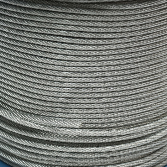 Horganyzott acélkábel 4 mm-es PVC köpennyel, 6x7+FC huzalok, maximális terhelés 539 kg, súly 8,08 kg, 200 m/tekercs.