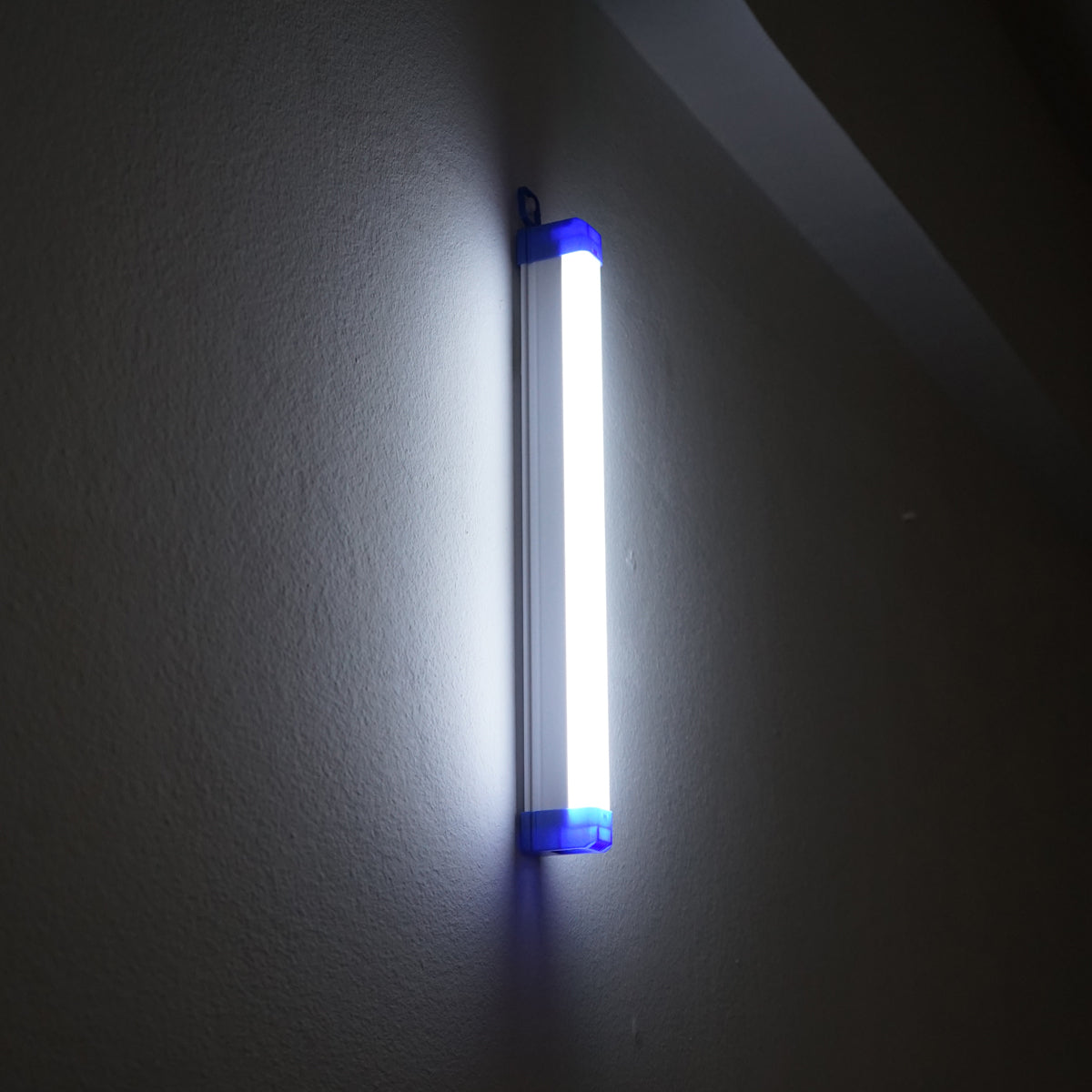 30W, 6500K LED lámpa mágneses markolattal és 1200mAh újratölthető akkumulátorral 170x23x38mm IP20 Breckner Germany