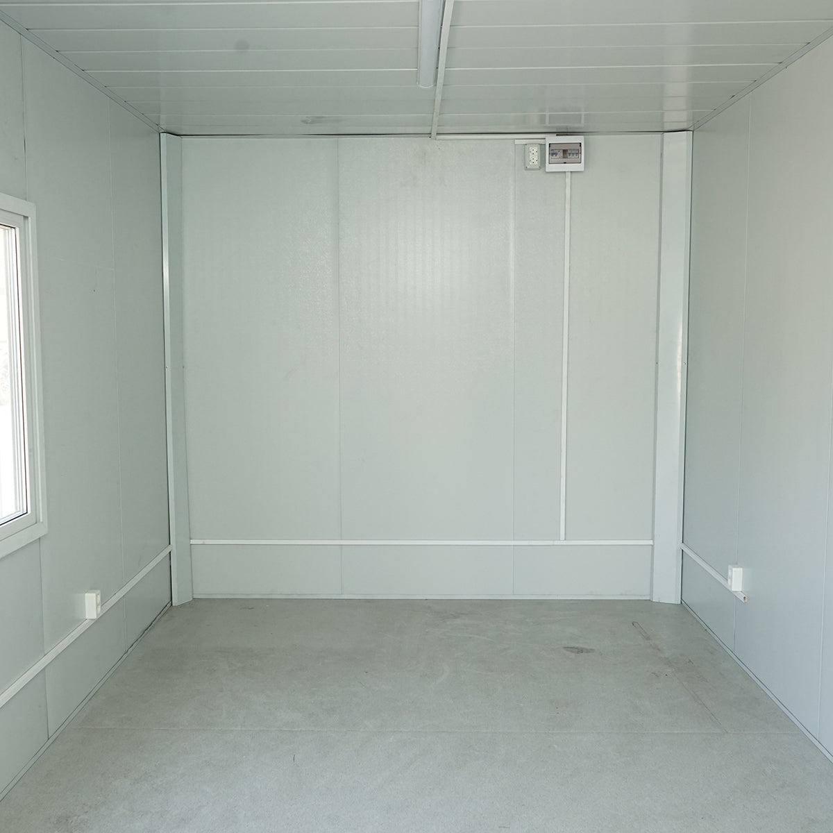 Konténerház 600x300x290cm-es típus, 2 ablakkal, egyszerű ajtóval és elektromos szereléssel.