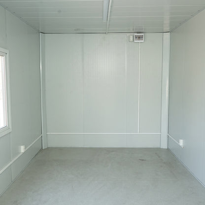 Konténerház 600x300x290cm-es típus, 2 ablakkal, egyszerű ajtóval és elektromos szereléssel.