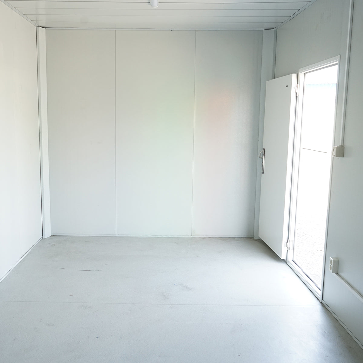 Konténerház 600x300x290cm-es típus, 2 ablakkal, egyszerű ajtóval és elektromos szereléssel.