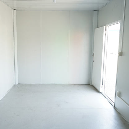 Konténerház 600x300x290cm-es típus, 2 ablakkal, egyszerű ajtóval és elektromos szereléssel.