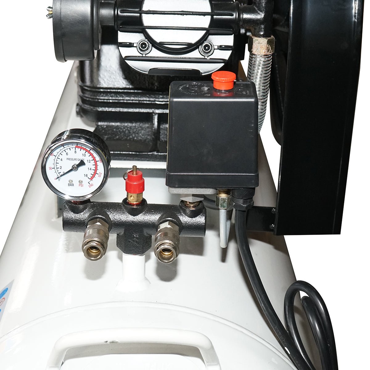 200 literes szíjhajtású légkompresszor, 3 hengeres 3 kW/4 LE motor, maximális nyomás 8 bar, levegőbeömlési térfogat 525 l/perc Breckner Germany