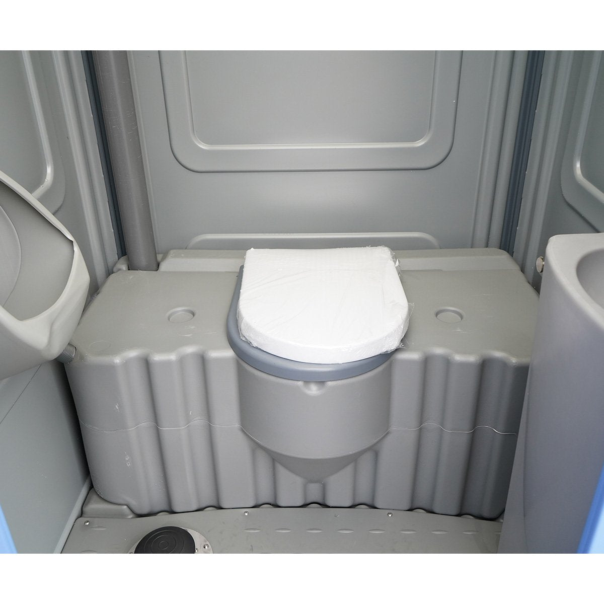 Ökológiai szennyvíztartályos WC 350L HDPE mosdóval, piszoárral, tükörrel, toalettpapír-tartóval és ruhaakasztóval 1150x1150x2250mm