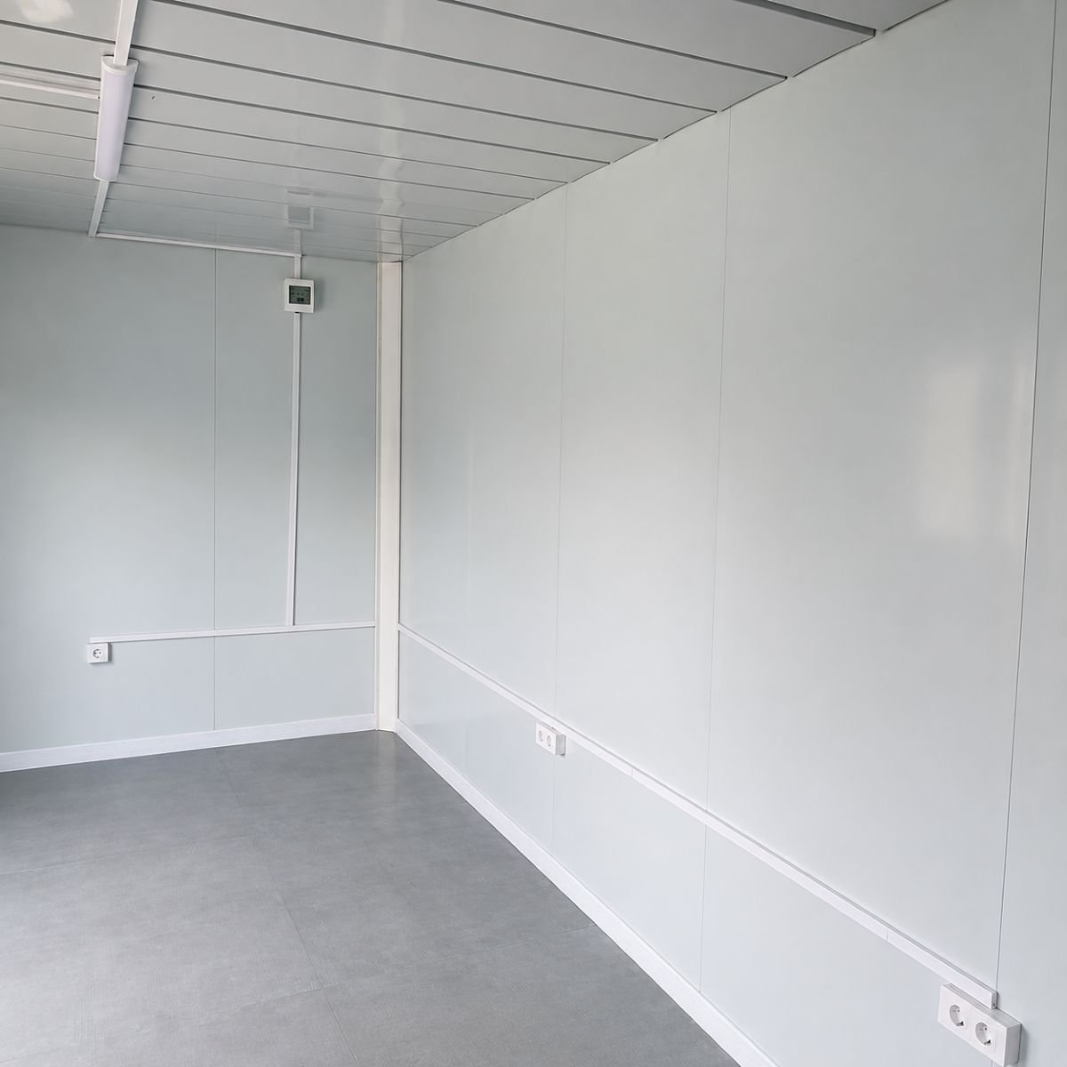 Konténer ház, lapraszerelt, 600x300x290cm, 2 ablak, egyszerű ajtó, elektromos vezetékrendszer