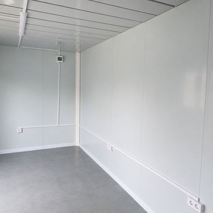 Konténer ház, lapraszerelt, 600x300x290cm, 2 ablak, egyszerű ajtó, elektromos vezetékrendszer