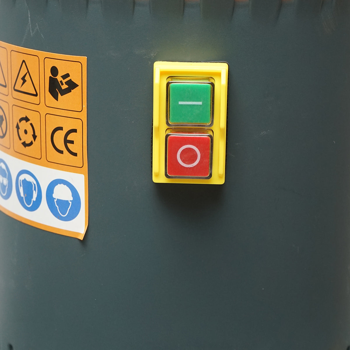 Elektromos gabonamalom, termény darálógép 1 KW, 220V, 25L tartály, 19000 r/min, kapacitás 240 kg/h, 5 szitát tartalmaz.
