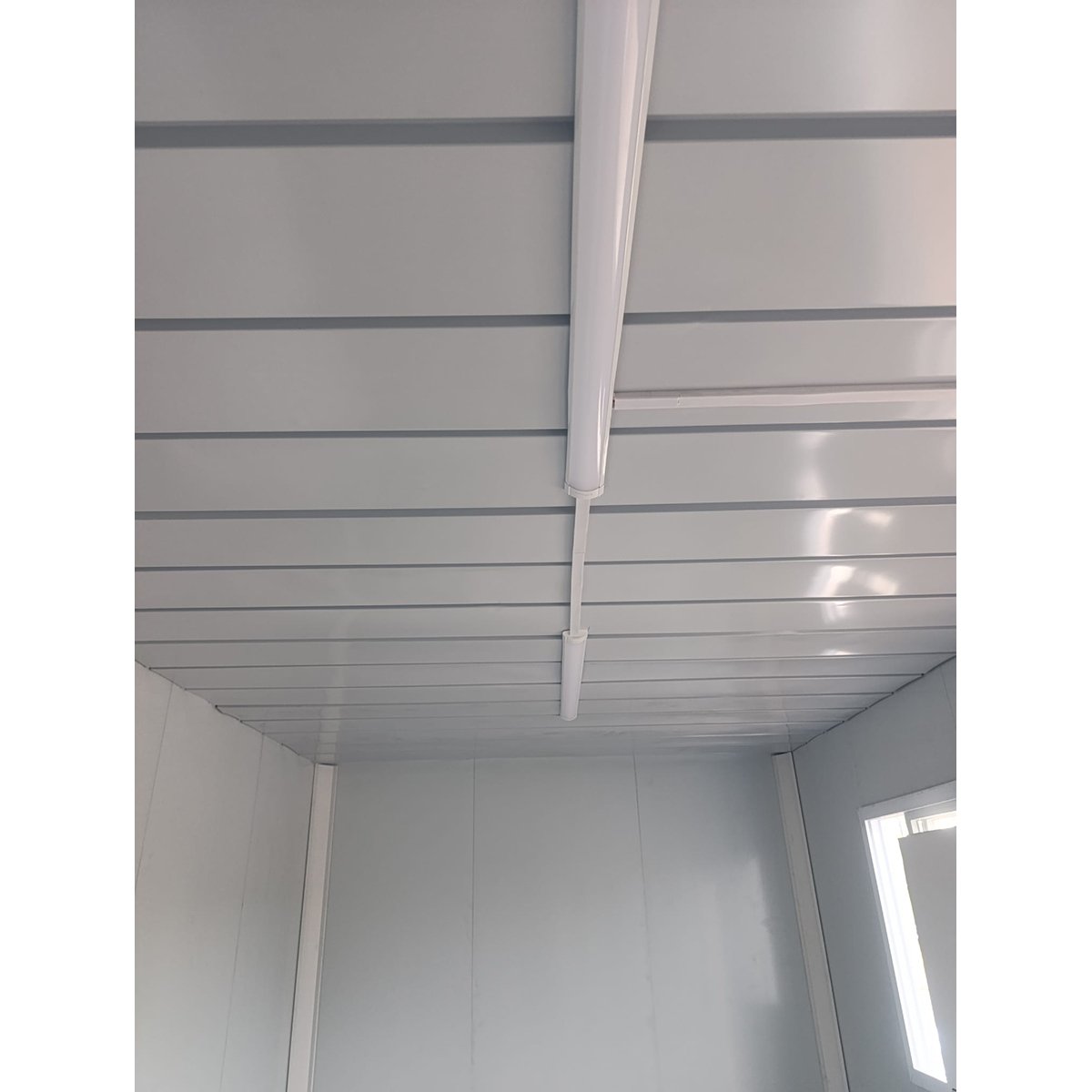 Konténer ház, lapraszerelt, 600x300x290cm, 2 ablak, egyszerű ajtó, elektromos vezetékrendszer