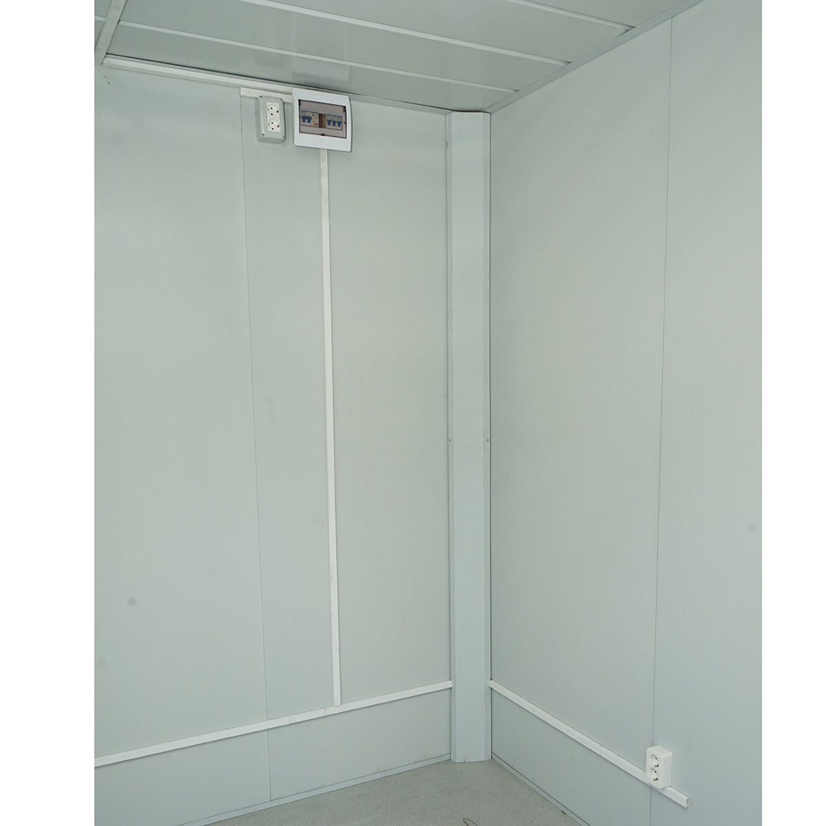 Konténerház 600x300x290cm-es típus, 2 ablakkal, egyszerű ajtóval és elektromos szereléssel.